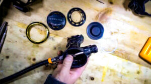 Scuba Regulator Purge lever vacuum actuated by diaphragm 
